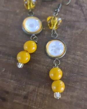 Orecchini pendenti con resina e dischi decorati